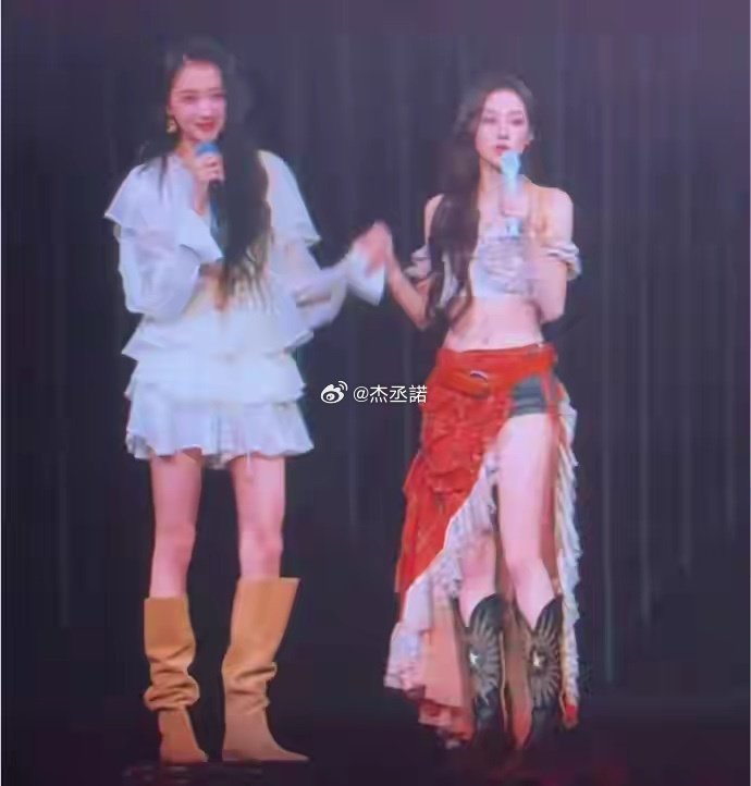 宋雨琦身材比例这么好啊，音乐会与172的关晓彤同台，腿竟然一样长？​