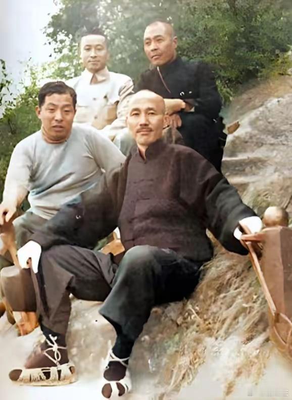 这是西安事变47天前，张学良陪蒋介石爬华山的照片。​照片中可以看到张学良满腹忧虑