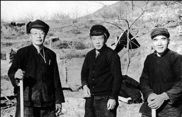 济南解放后，国民党山东省党部主任委员庞镜塘，化装混过重重关卡，眼看徐州已经在望，