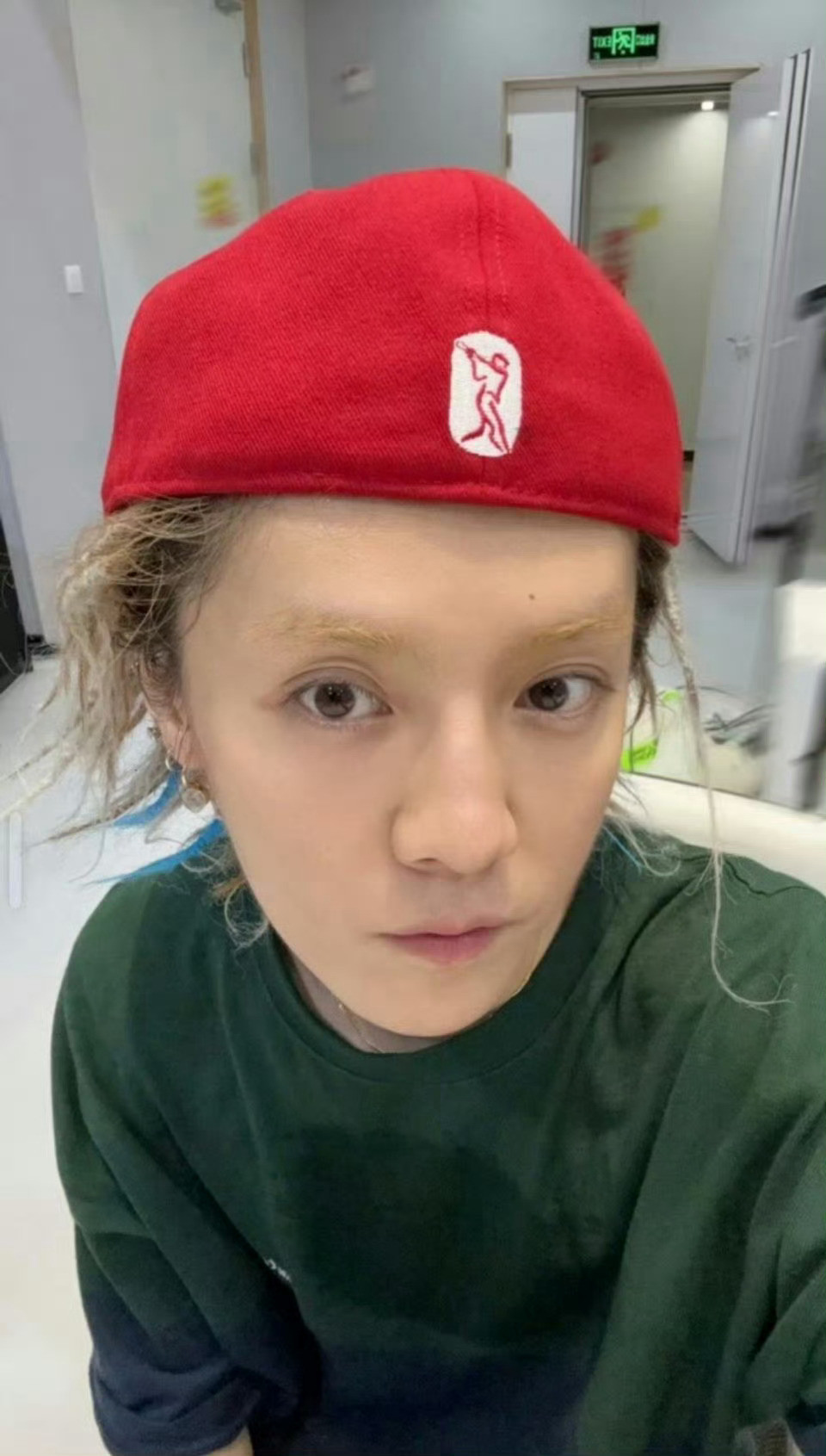 鹿晗最新自拍状态别染眉毛了，感觉有种颓感了。​​​