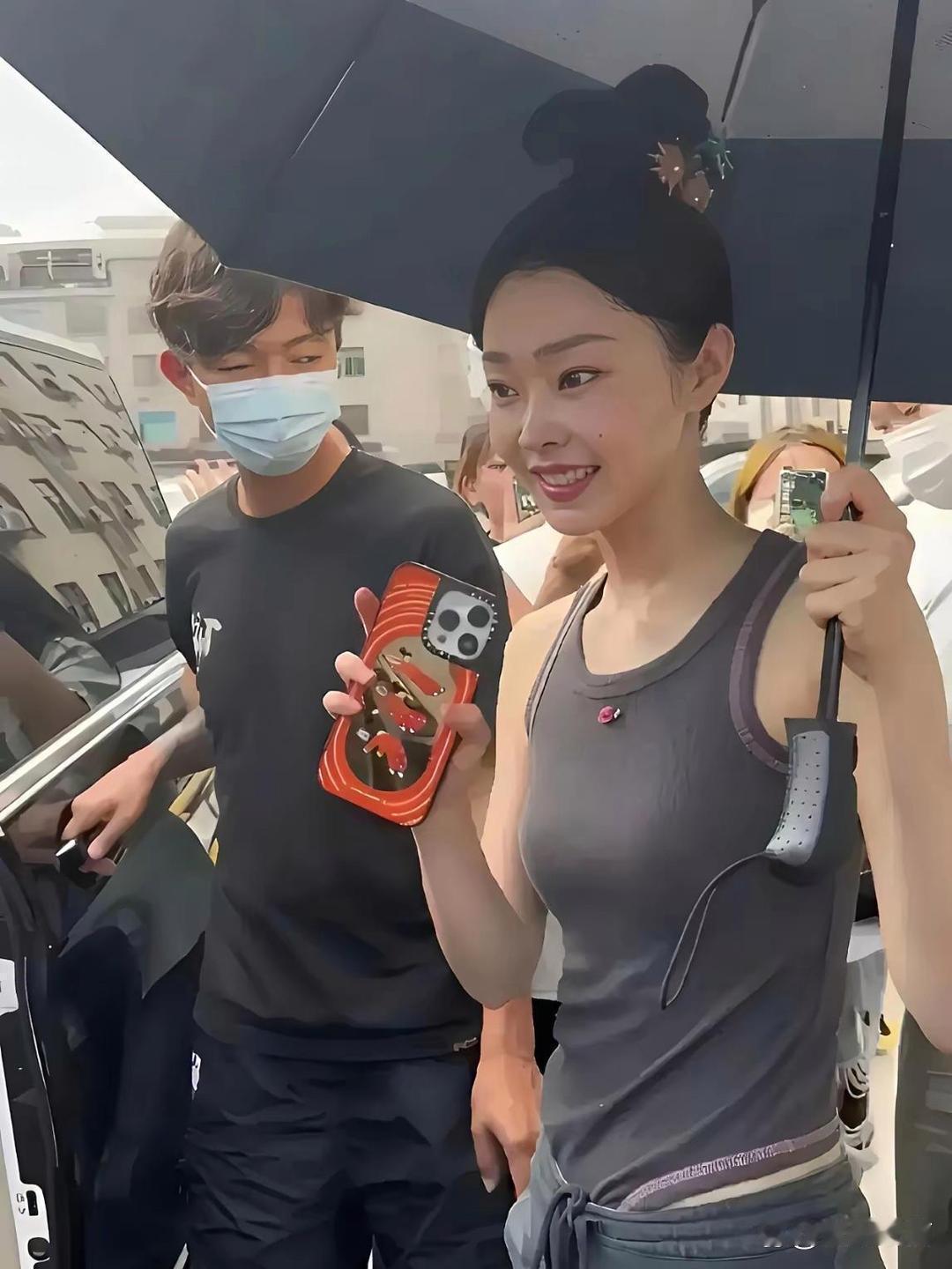 这个衣服怎么上厕所啊？大家发现没，看到好几个女星穿这种衣服了，好看是好看，关键不