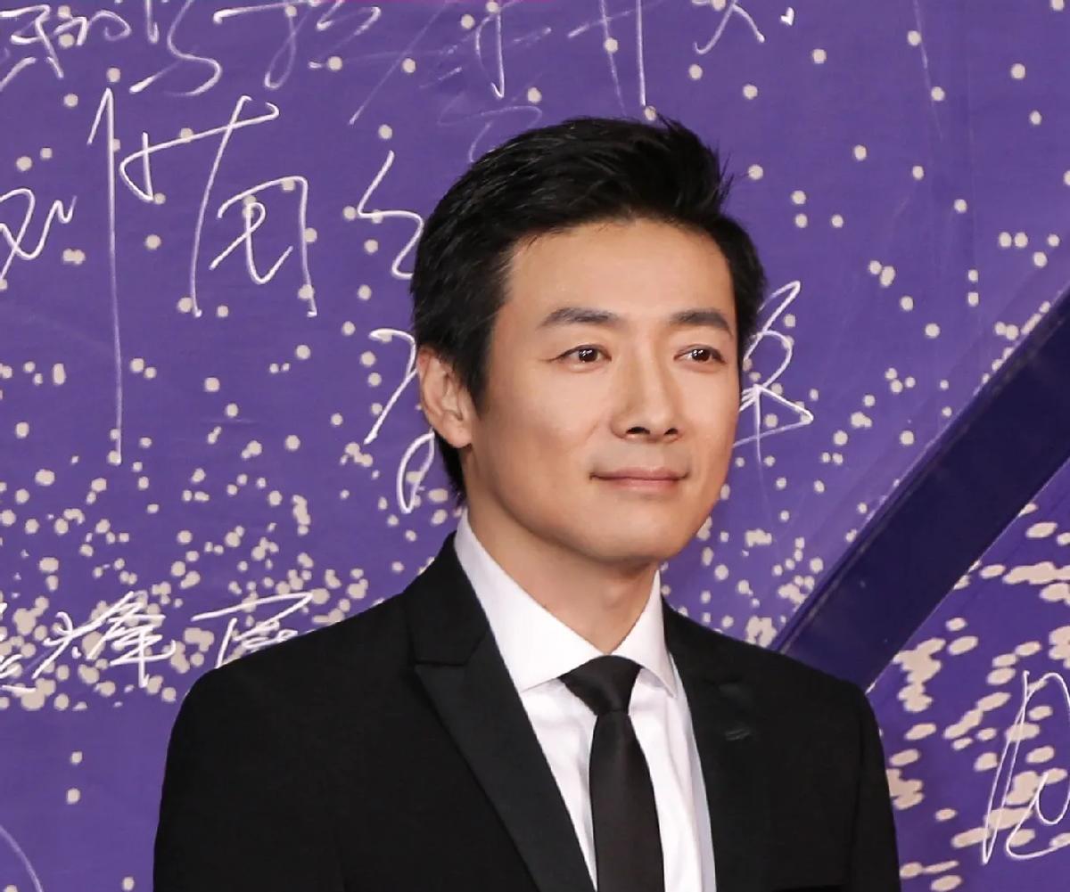 祖峰用实力证明，真正的演员不需要热搜加持——从《潜伏》里让人恨得牙痒的李涯，到《