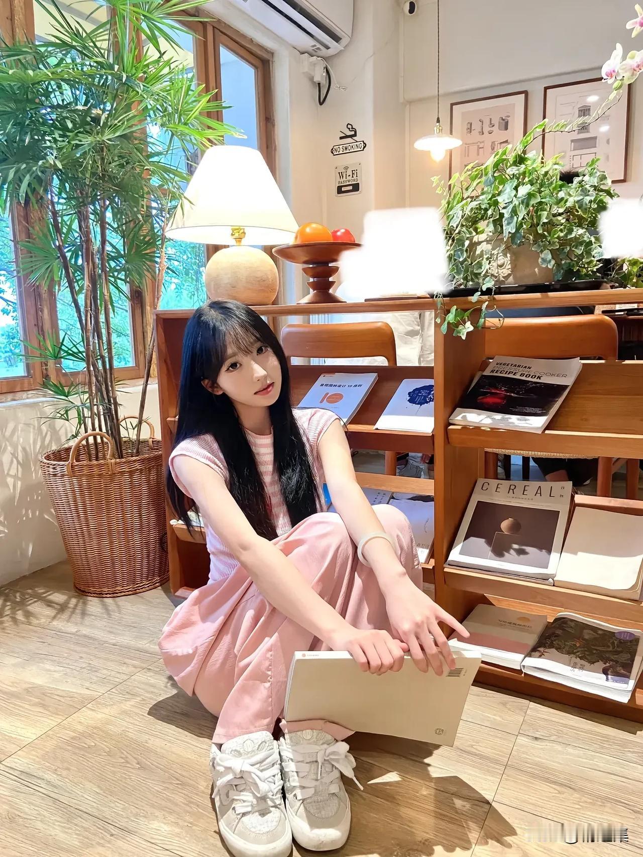 在阳光洒满的咖啡馆里，享受悠闲的阅读时光📚✨