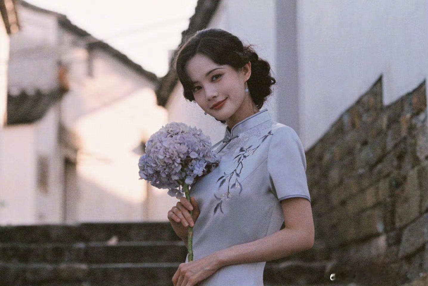 李一桐穿旗袍妈妈级别无论是手推波的复古，还是黑长直的清丽，李一桐穿旗袍都自带故