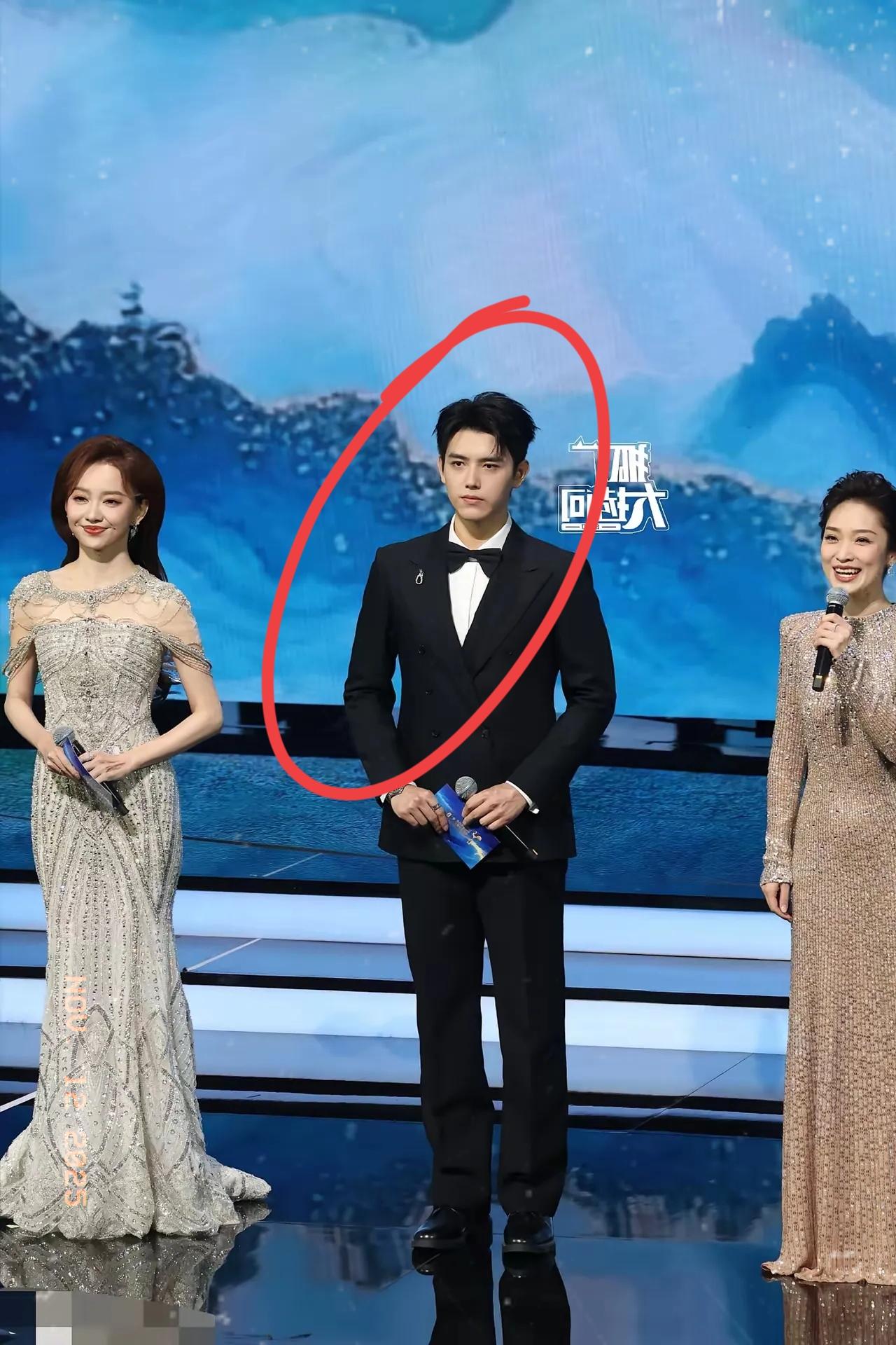 昨天晚上金鸡奖开幕式最尴尬的，不是男明星穿错了礼服，也不是女明星做错了造型，