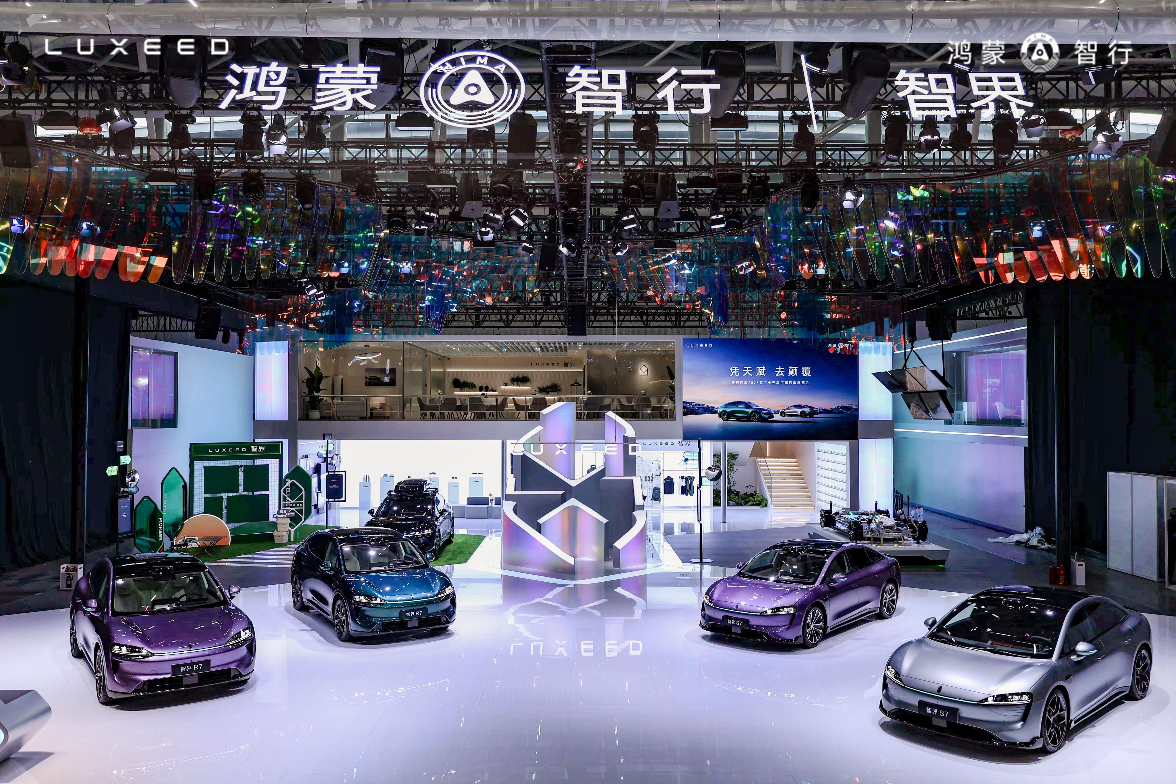 大家注意，智界这次是独立展台！这可是智界2.0后的重要亮相，华为与奇瑞的合作越来