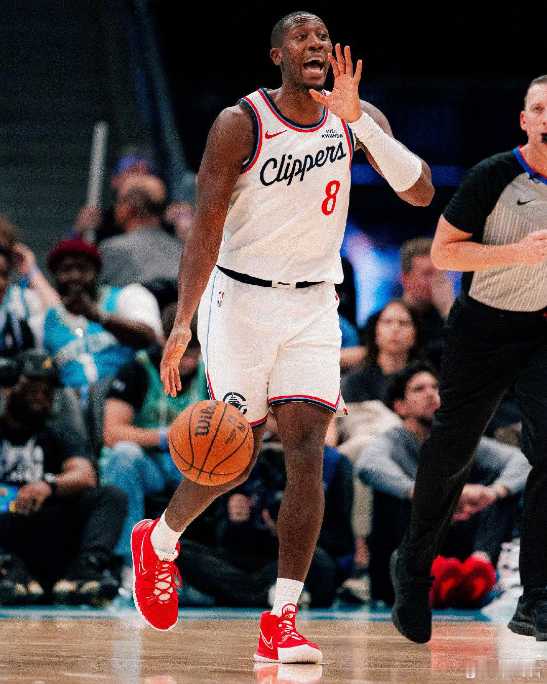 其实快船队的阵容调试到现在，在进攻天赋相对匮乏的情况下，从替补又提上首发的特型球