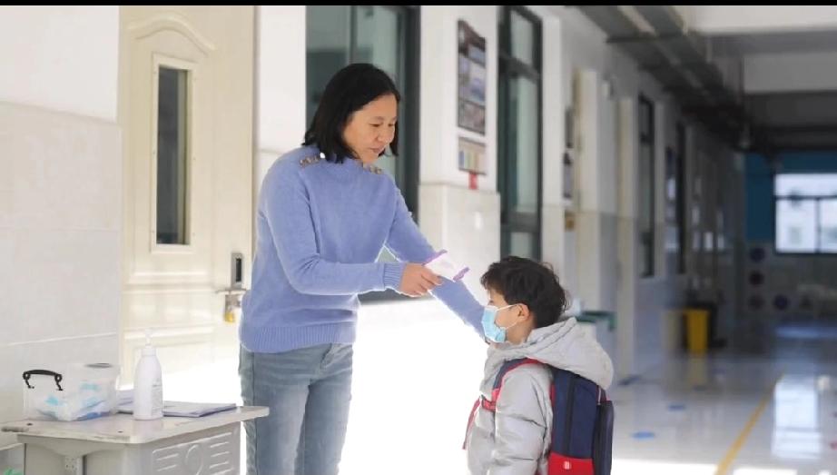 陕西铜川一老师竟在微信群公开希望学生“全都甲流”？这究竟是口误还是另有隐情？据