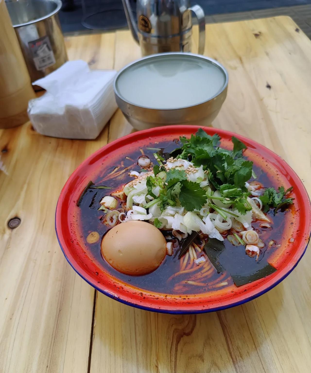今天又馋了，没有做早饭，去吃面了。一碗米酒一碗面，吃的挺爽的，价格也可以，总共8