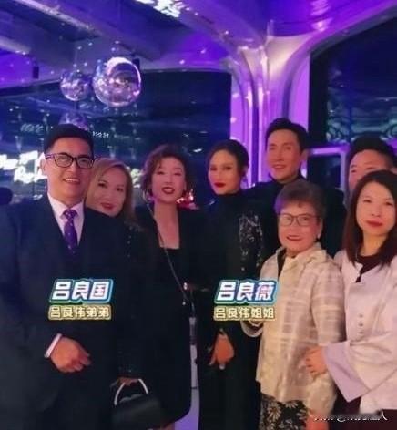 70岁吕良伟冻龄真相曝光！原来吕良伟保持不老的秘籍是家族基因。姐姐吕良薇70