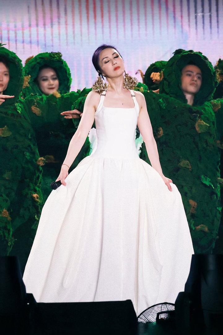 杨千嬅有什么事跟妈妈说杨千嬅对粉丝说的话永远最戳心。“有什么事跟妈妈说”——不