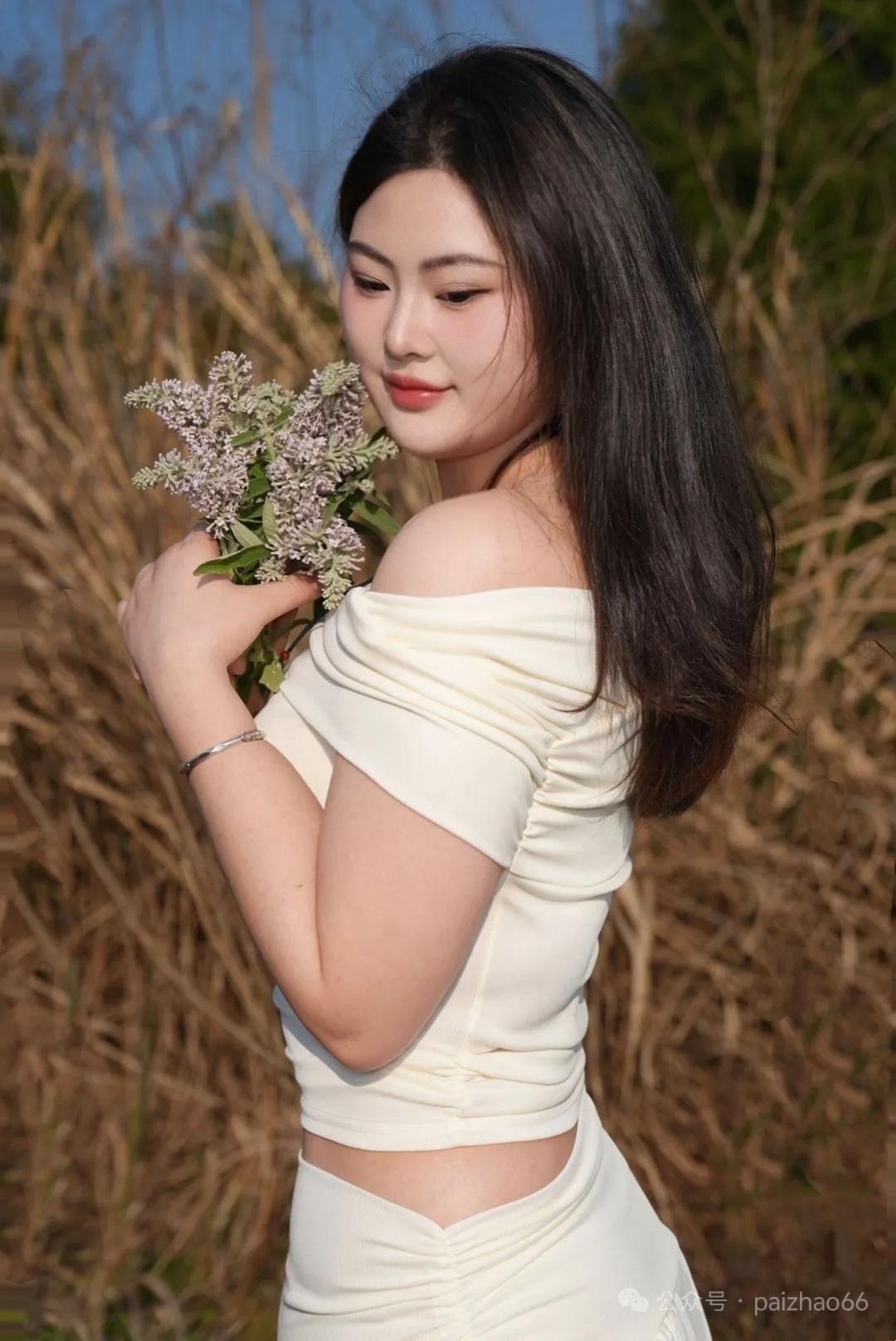 真心话茶局夏日田野间清新少女，手举野花🌸，尽显自然与魅力。