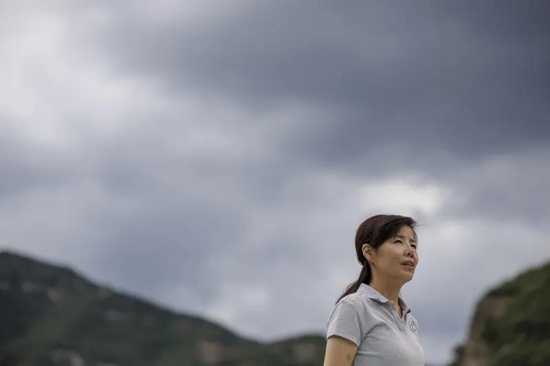 一位五十六岁的乡村教师说，他们夫妻俩是教师，儿子和儿媳也是教师，五一时候全家出来