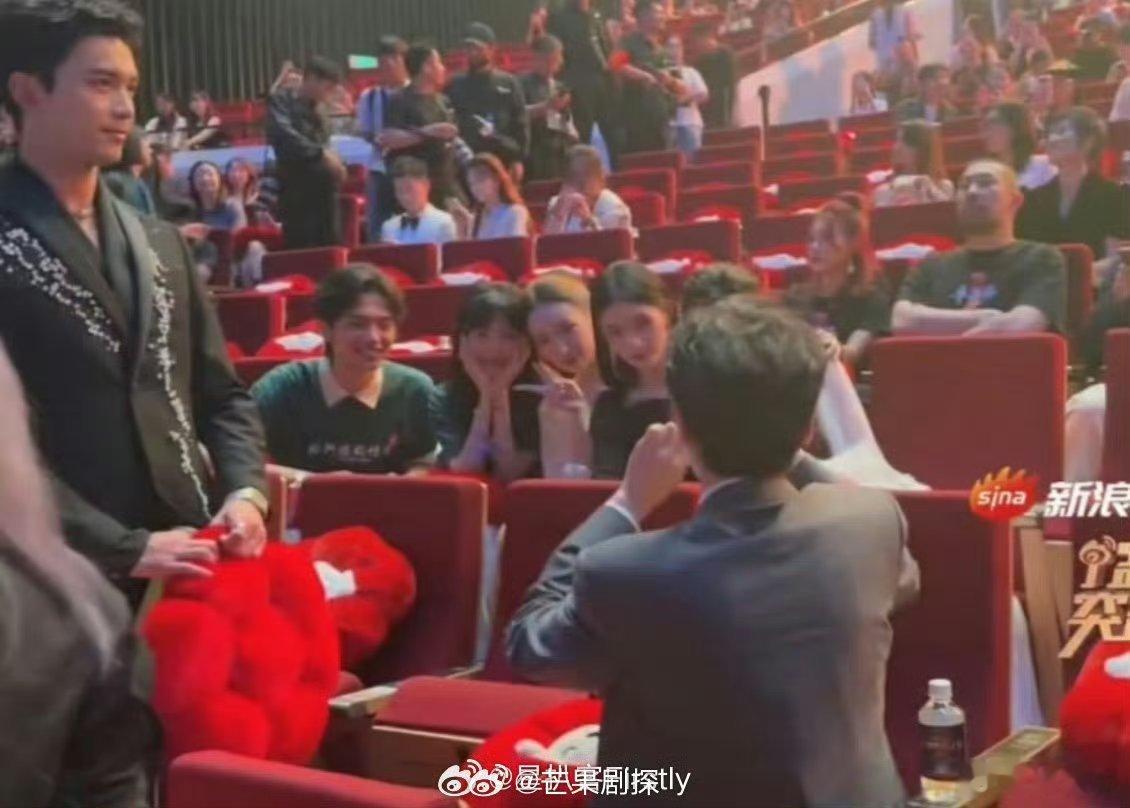 张若昀给孙怡林允程潇拍照张若昀镜头下的孙怡林允程潇张若昀镜头里的孙怡，林允，程潇