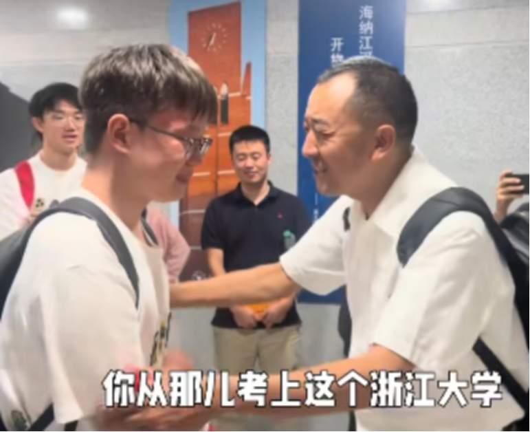 浙江大学，陈行甲遇巴东老乡，后续暖了！10月14日晚，陈行甲在浙大教完课，正要上