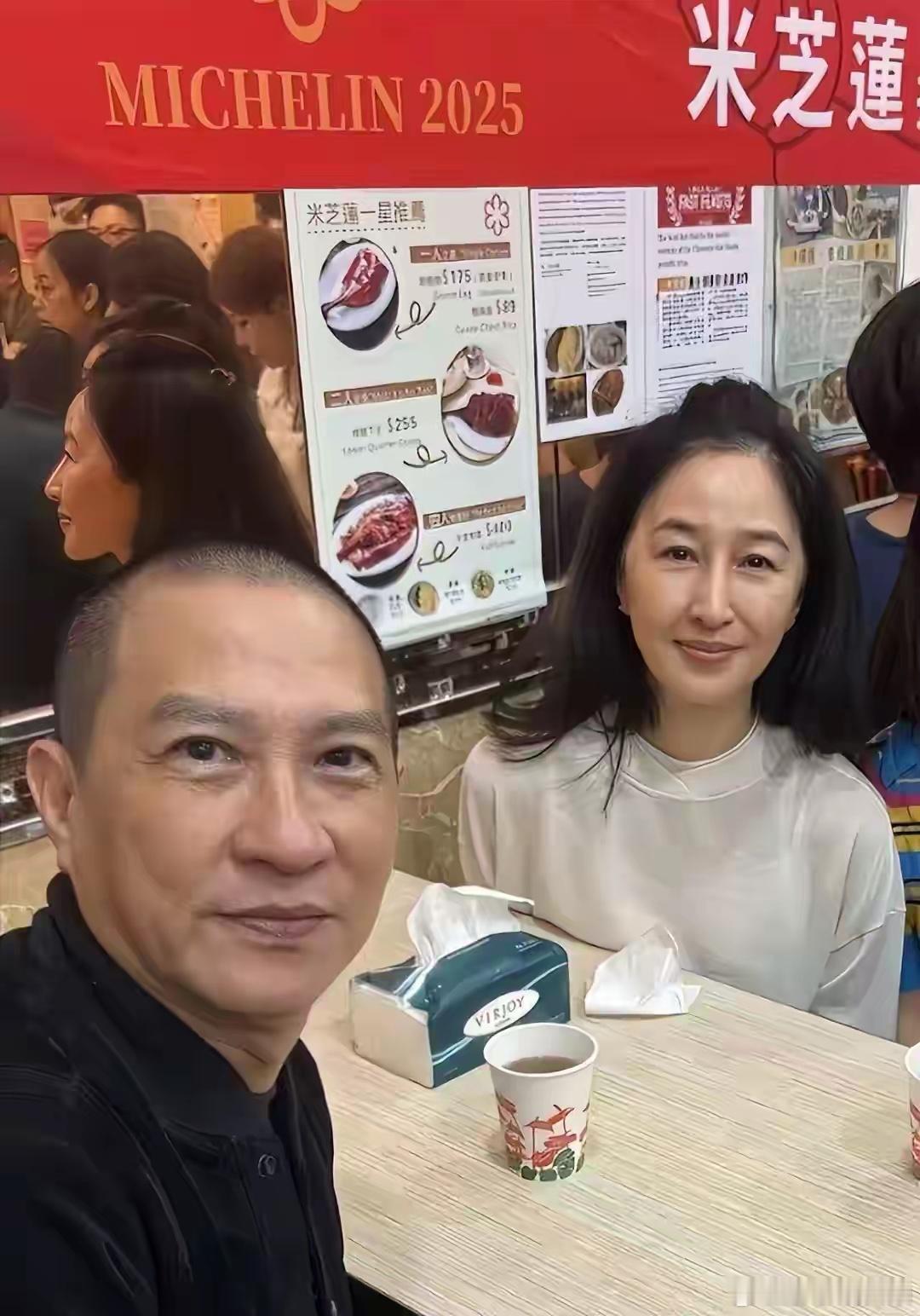 张家辉夫妻香港吃路边摊，61岁关咏荷皮肉松垮，脸上老年斑太抢镜。