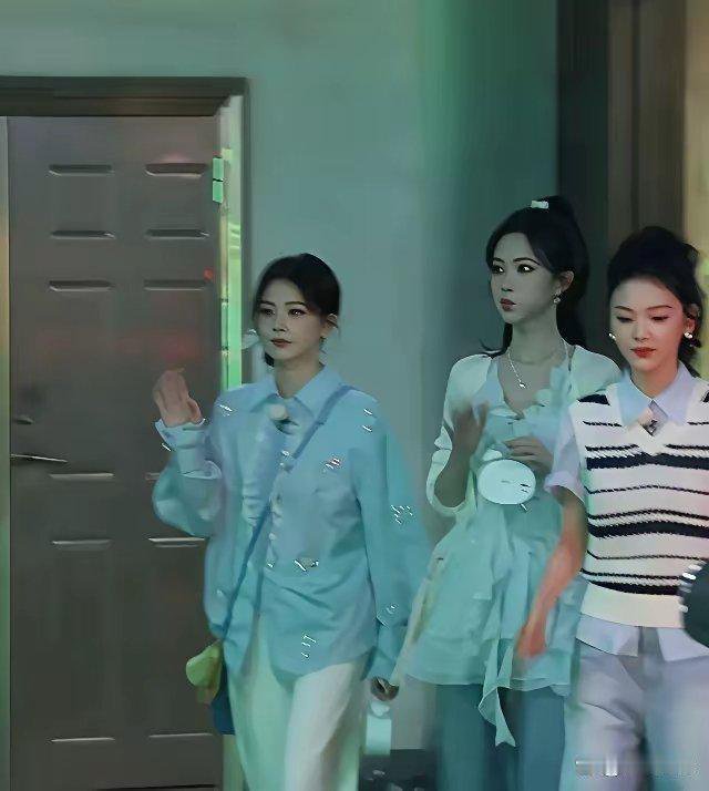 孟子义紧挨章若楠，白鹿在一旁略显孤单啊