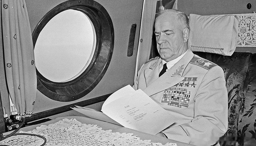 1956年夏苏联国防部长朱可夫在飞机上军事历史全触达