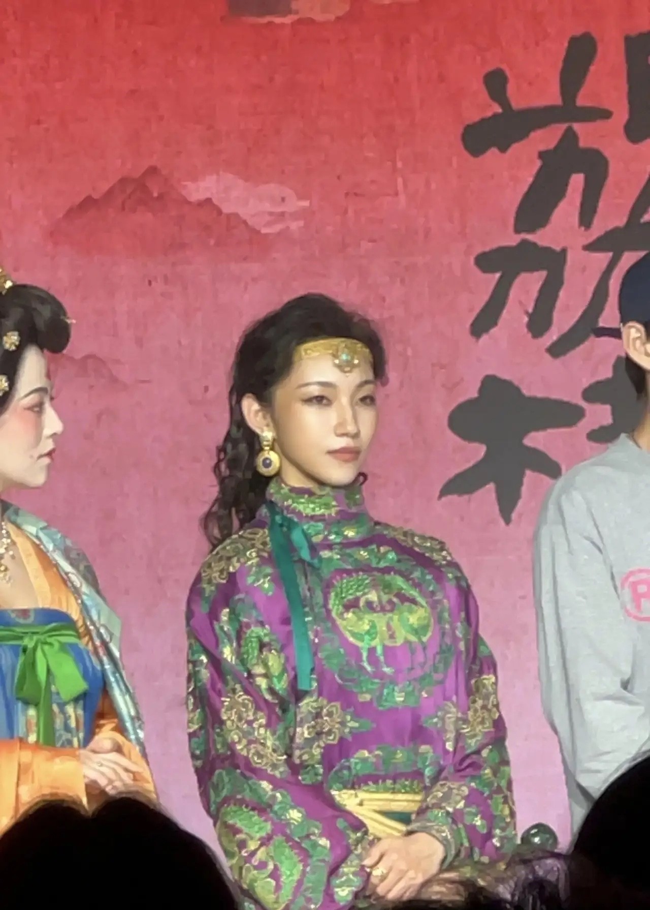 我问我闺蜜，那尔那茜也太傻了吧，怎么还自爆定向委培违约？不怕把父母牵扯进来？闺