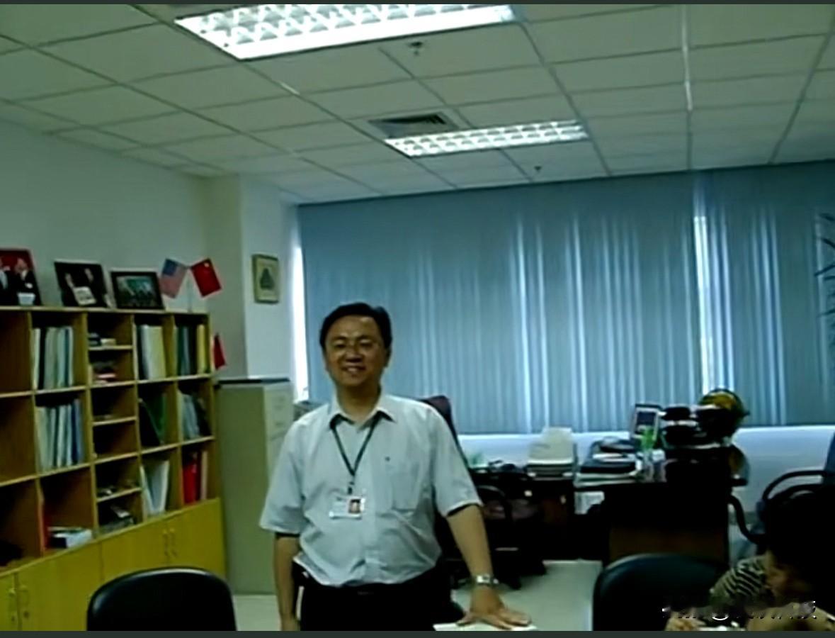 网友发出了30年前王传福的视频，那时的比亚迪还不够强大，带工牌的王传福可能也没想