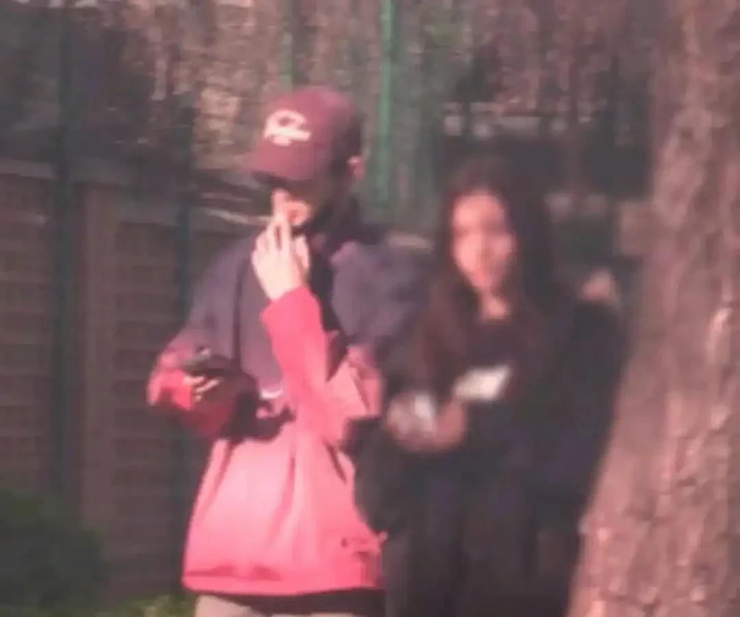 荣梓杉太听陈好话了！5月28日，荣梓杉被狗仔拍到和一混血女生约会，俩人一路黏着