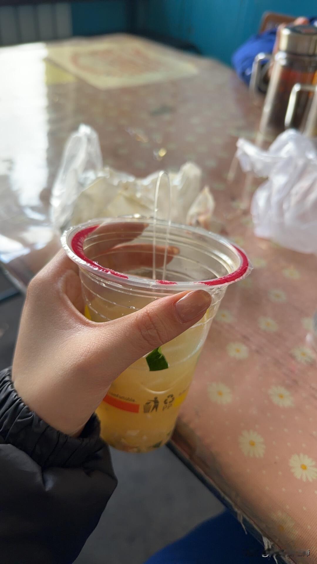 我妈妈退休以后在药店收银，昨天卖了一盒感冒药16块，老太太刚出门就回来说要退，我