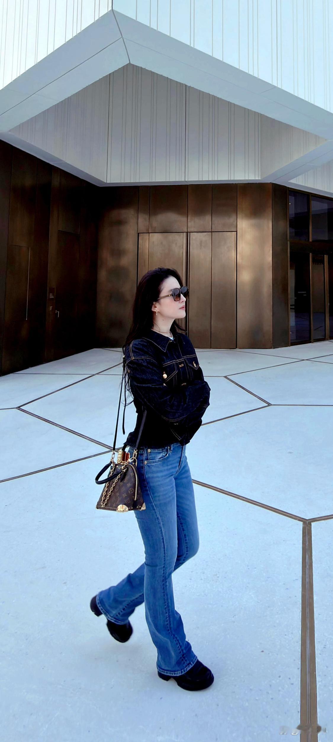 刘亦菲这才是标准好身材，懂得都懂刘亦菲牛仔裤