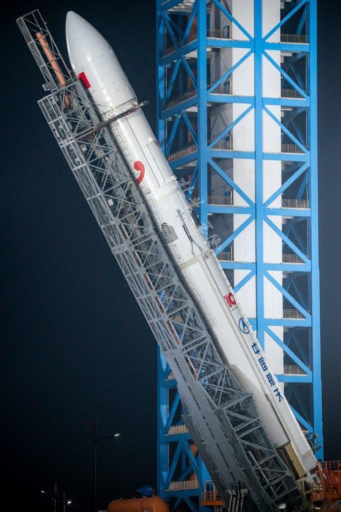 长征十号乙火箭在文昌商业航天发射中心2号发射工位的架立排练。传闻发射时间可能在4