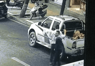 违停，锁起来！[大笑]
