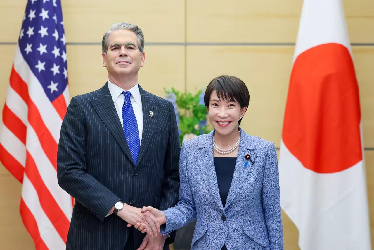 美国财长贝森特去日本，其实是去质问日本，催债日本，你以为是友好访问，都错了，5月