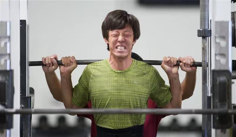 我有一个朋友也是体育生。我问他，张国伟说没有国家，他都炼不起，这话是真的吗？