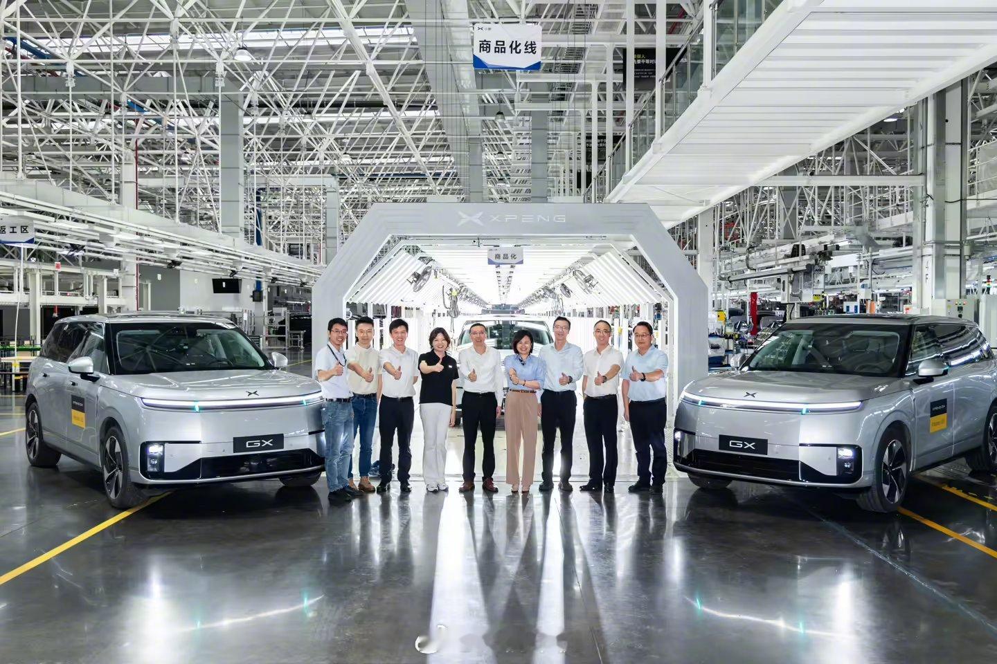 小鹏GX首台Robotaxi量产车今天下线了，这消息看着简单，但分量是真不轻。全
