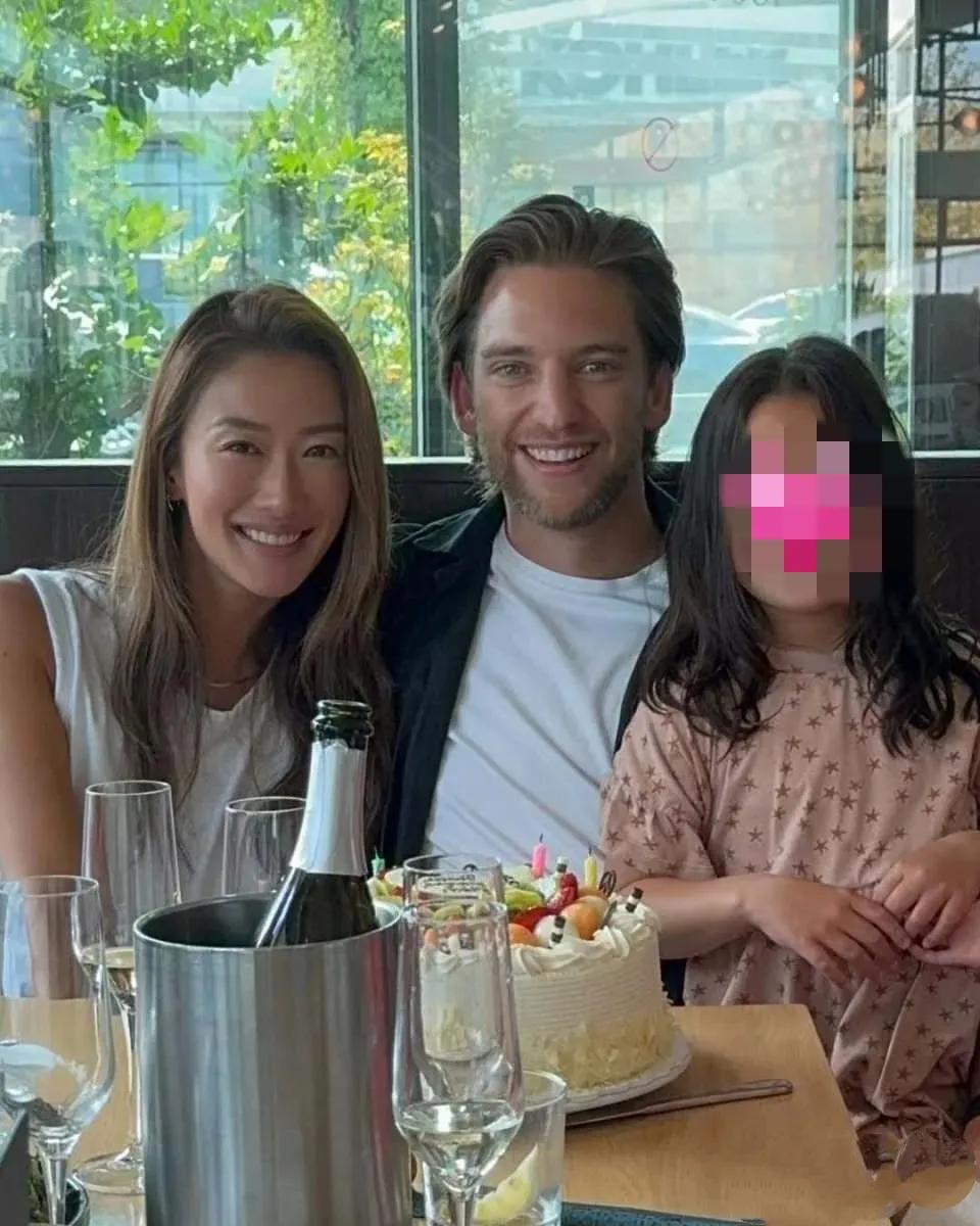 谢霆锋妹妹谢婷婷近日分享了自己和外籍老公为女儿过生日的合照，这外籍老公真帅气，一