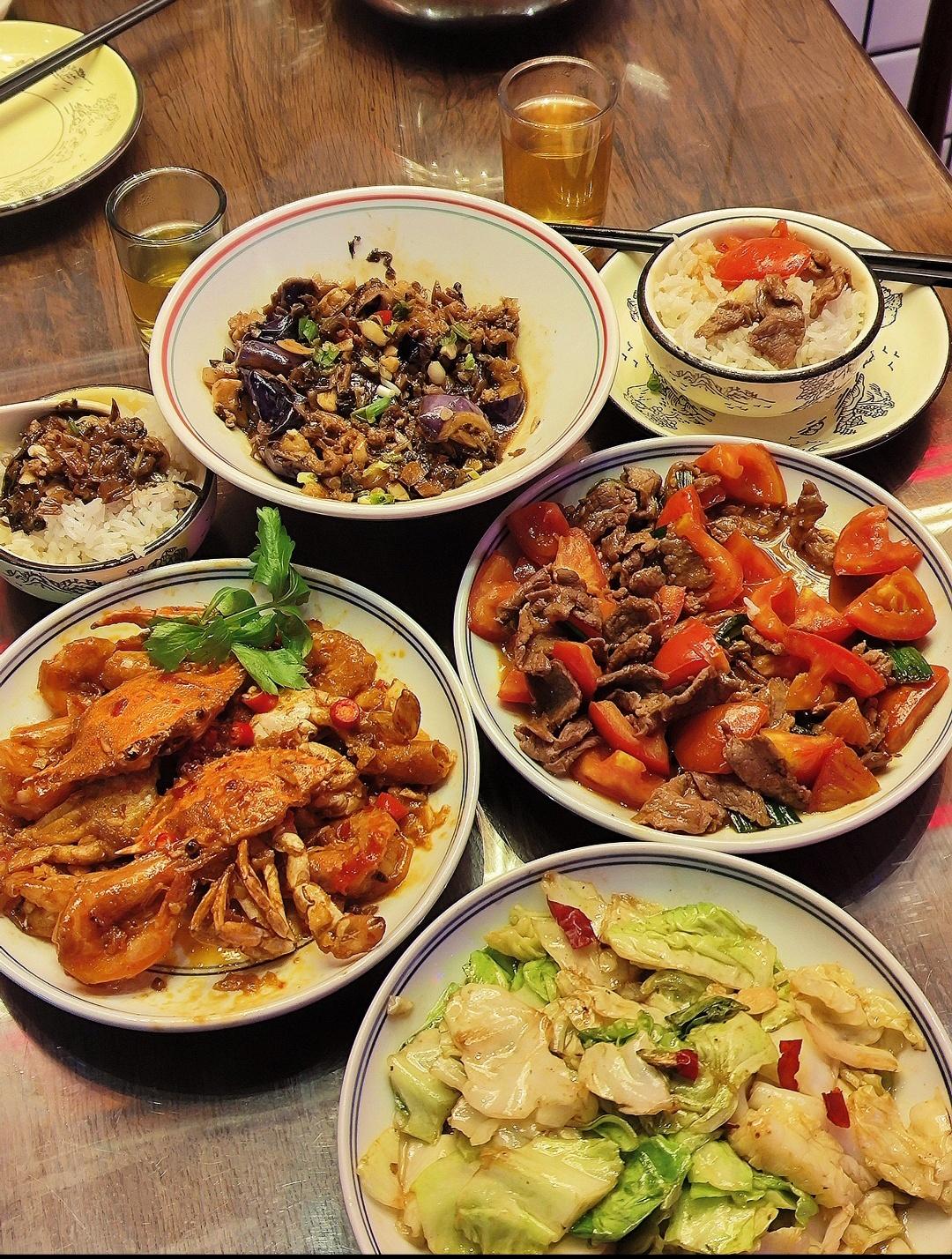 标题：昨天儿子把我和他爸叫回家，说有事商量。进门一看，儿媳做了一桌子菜，我还以为