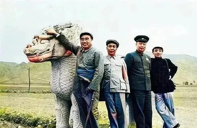 1952年十三陵石阶上，朱老总背着手笑成隔壁大爷，聂帅歪头瞅镜头像等人拍照，李富