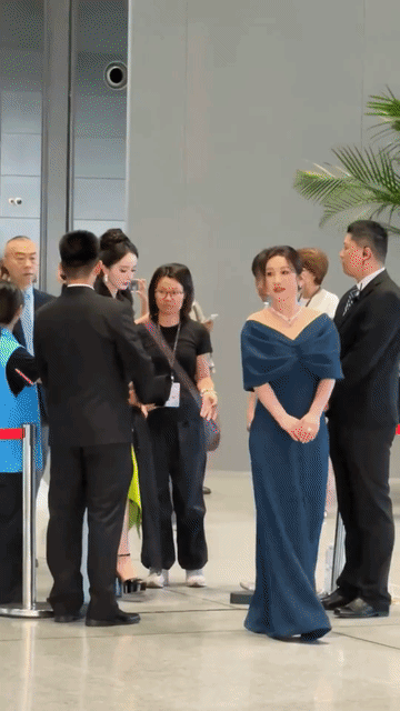 孙俪的画风真的是与众不同，其他姐姐们都是香香的，柔柔的，穿搭飘逸雅致的出现在镜头