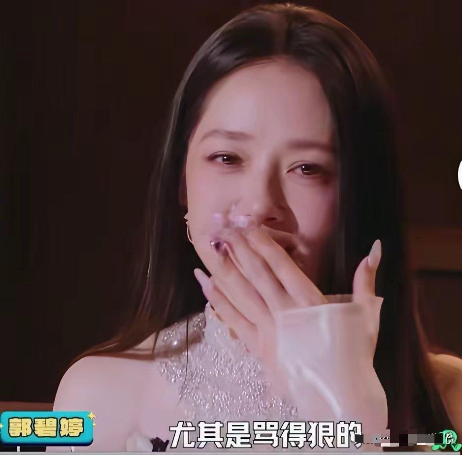 大张伟问郭碧婷：“向佐穿的那些衣服，在他穿之前你知情吗？”郭碧婷笑着说：“不知道