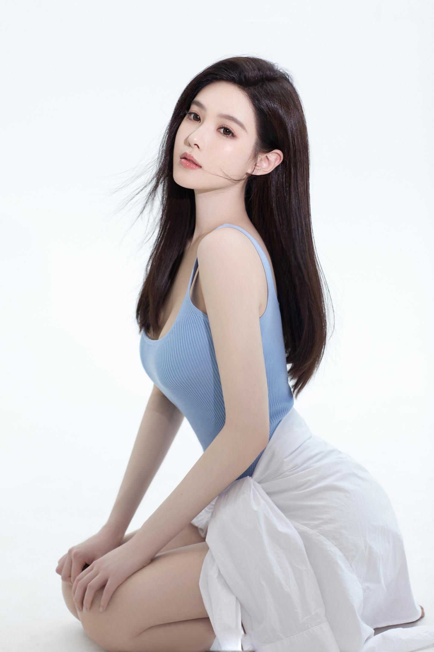 笑话：我家昨天搬来了个邻居。中午敲我家门儿，我儿子在家，他说要借10个盘子，晚上