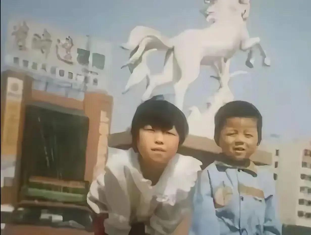 郭威的姐姐从小到大真的被养的很好，小时候新衣服很多，长大了，笑容一看就是被爱环绕