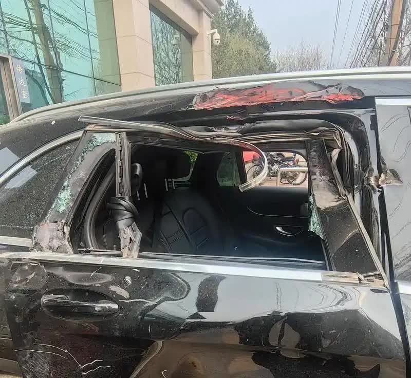 “太缺德了”浙江一女子45万买奔驰车，一次没开，没想到，提车时在被员工撞坏，女子
