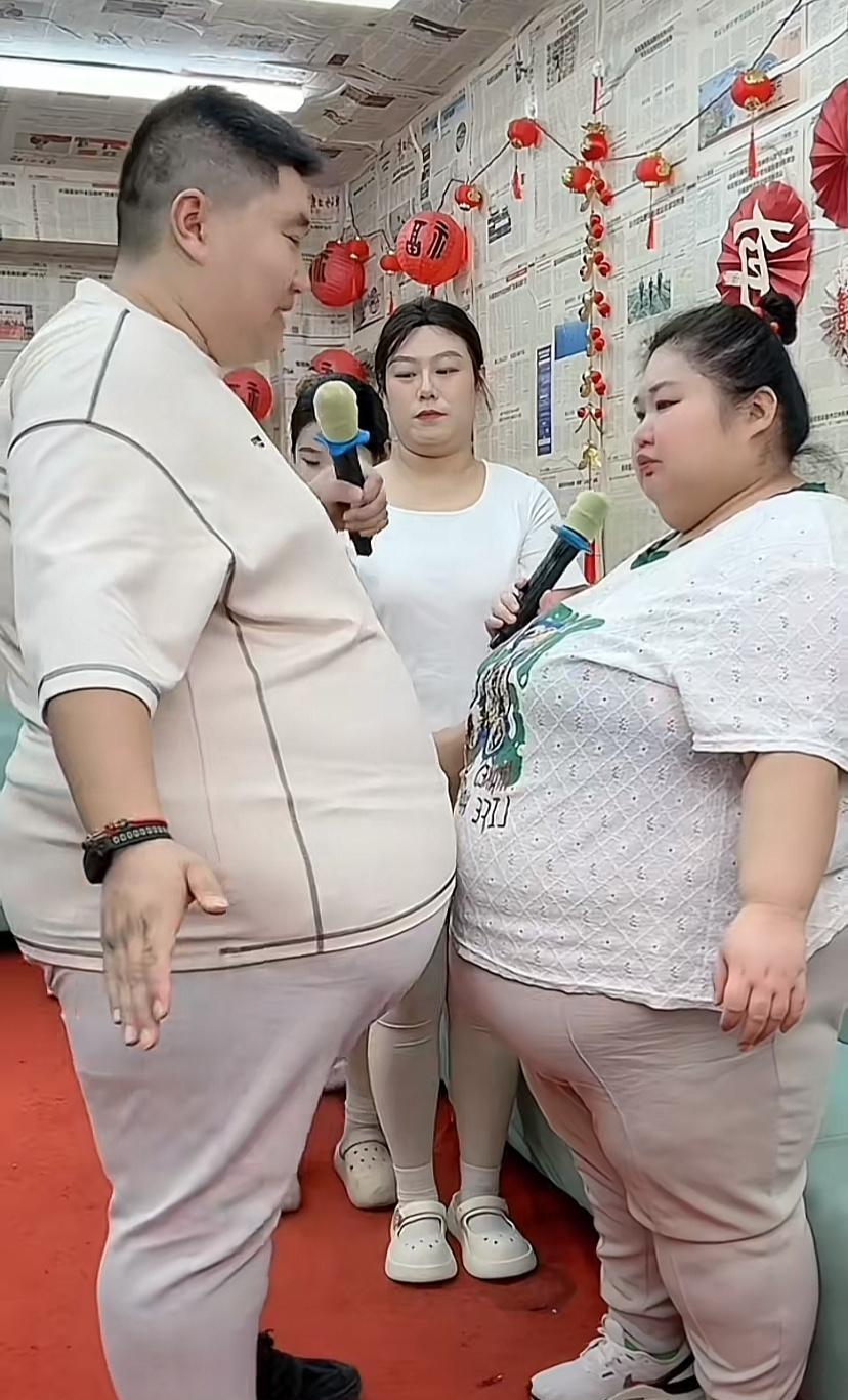 相隔万水千山，两人互相看对眼了，试着抱了抱，女孩还收了收肚子，好费劲。这两人加起