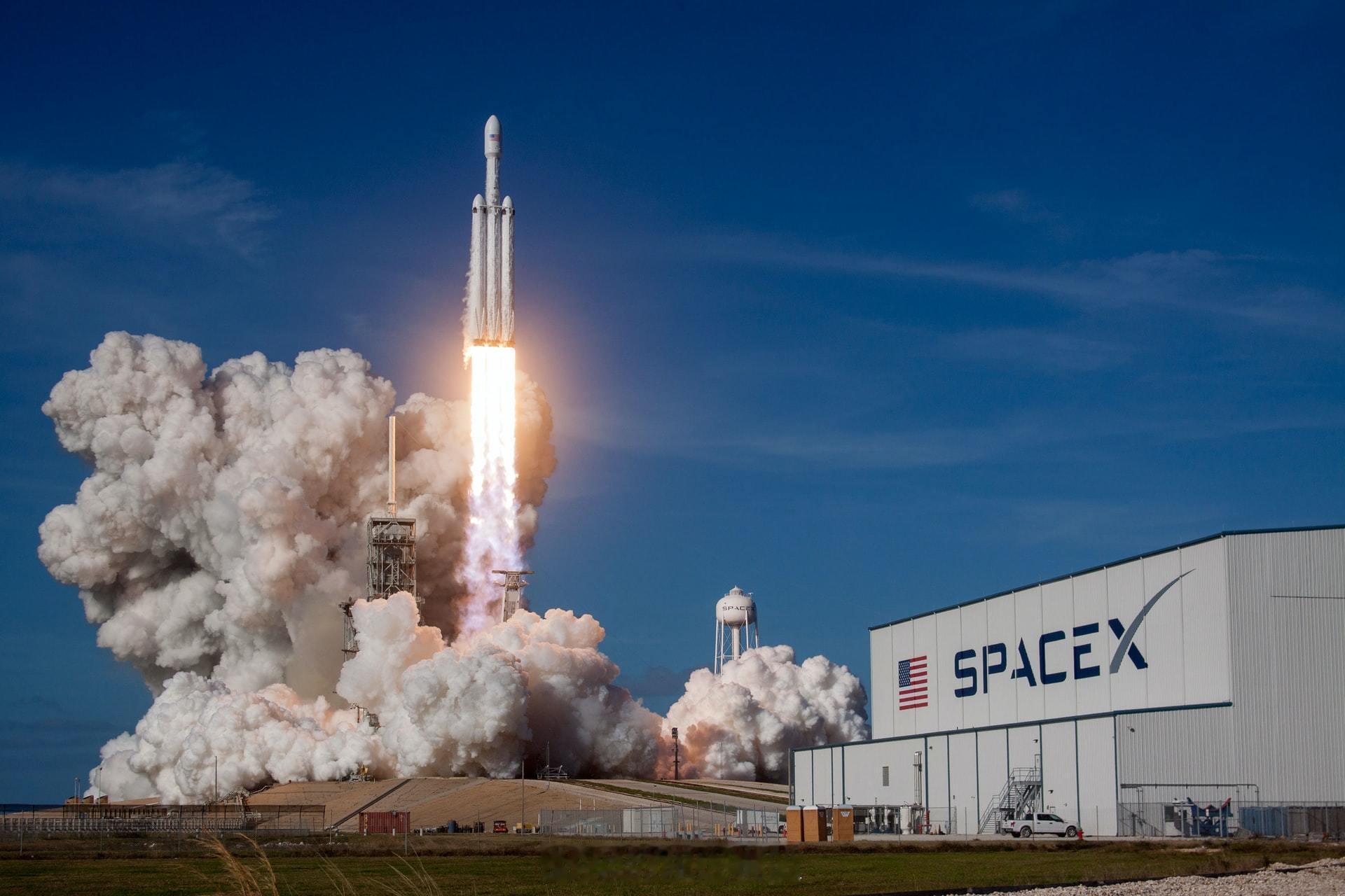 SpaceX暴涨暴涨的数字光鲜耀眼，可没人忘记那段至暗岁月。数次火箭凌空爆炸、资