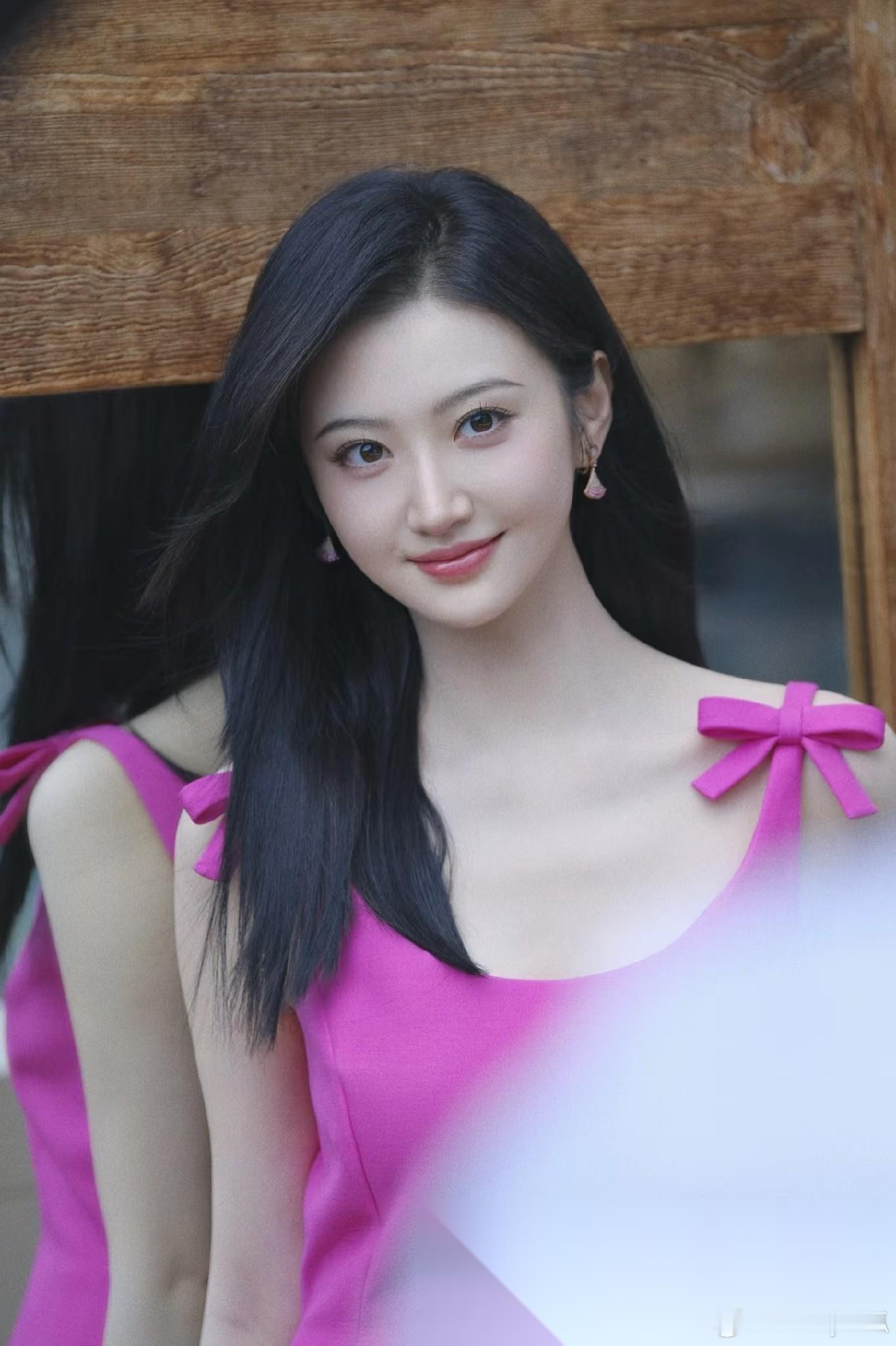 我的表妹是一个演员的助理，她见过景甜，她和我偷偷的说，景甜这个事儿，大概率是