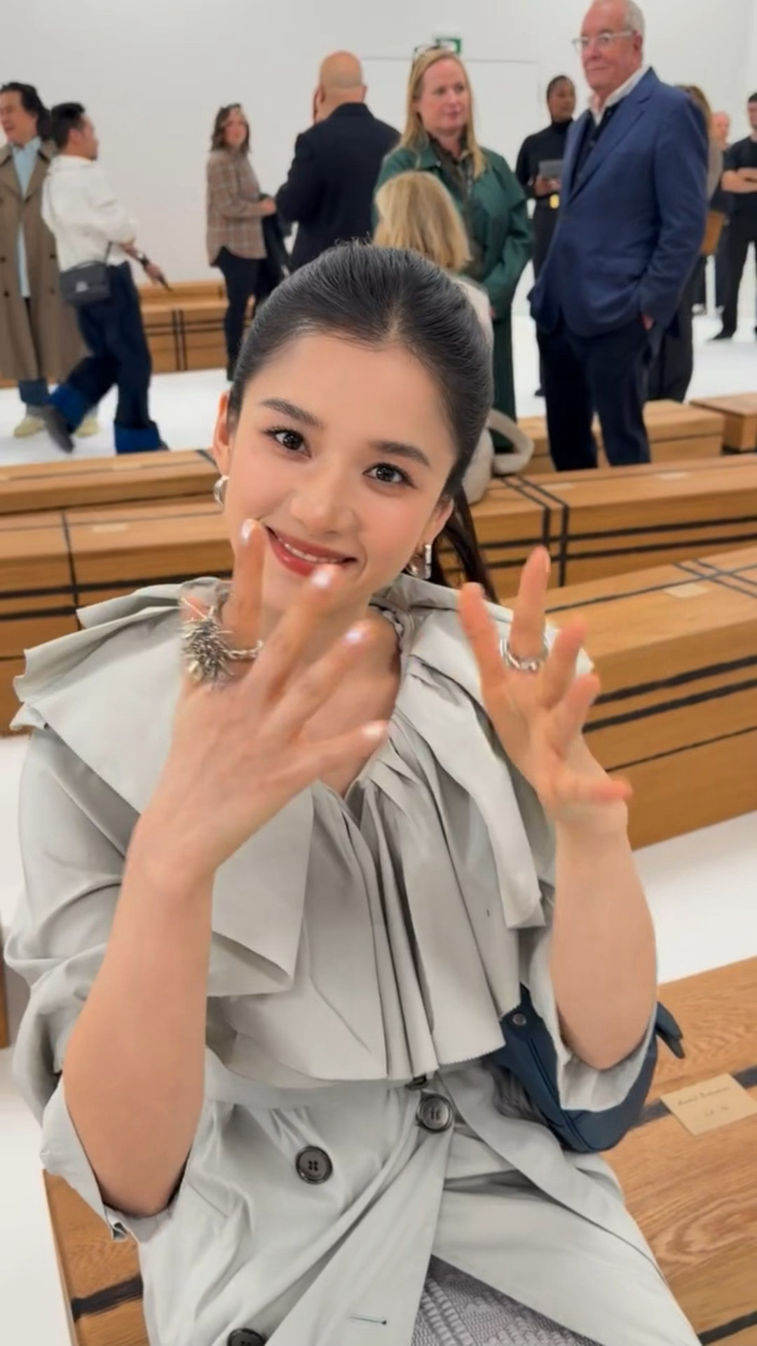 我仪展示天姿的高马尾张婧仪大光明卷发高马尾张婧仪灰风衣黑丝