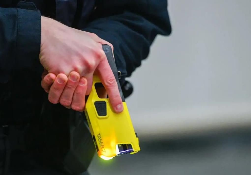 广东，一名女子报警称被强奸，前去报警，因为已经下班，被保安拦截。女子激动下，拿起