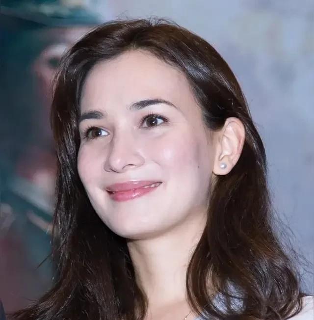主持人问卢靖姗:“结婚有什么好处？”卢靖姗说:“在婚姻中谈好处是不对的。”主持人