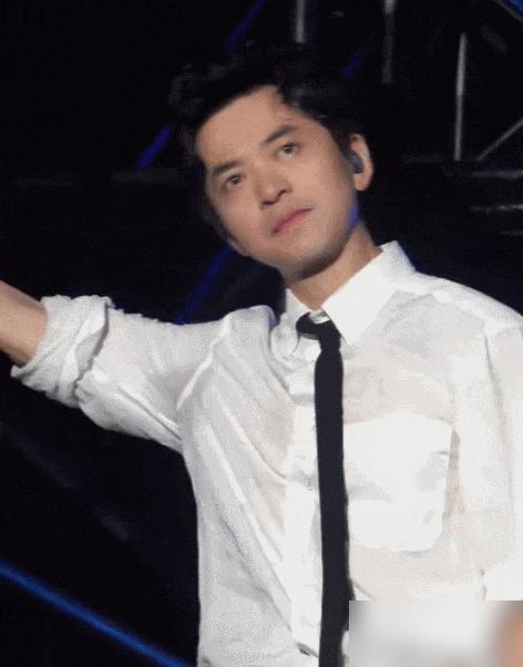 冯小刚在2010年踢到了铁板，对方是个拿着旧手机、连房都不买的“清华宅男”。