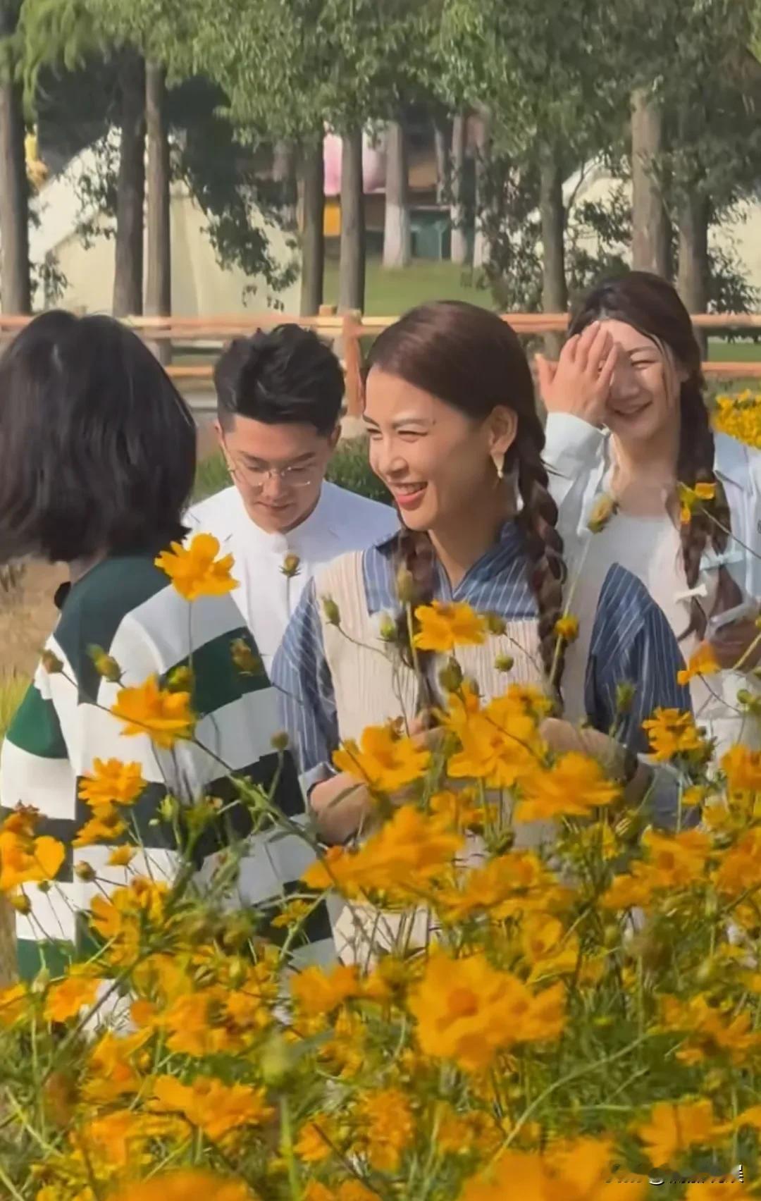 黄圣依和陈梦这一对好友又凑到一块录综艺了，黄圣依这颜值真没的说，头小脸小，五官精