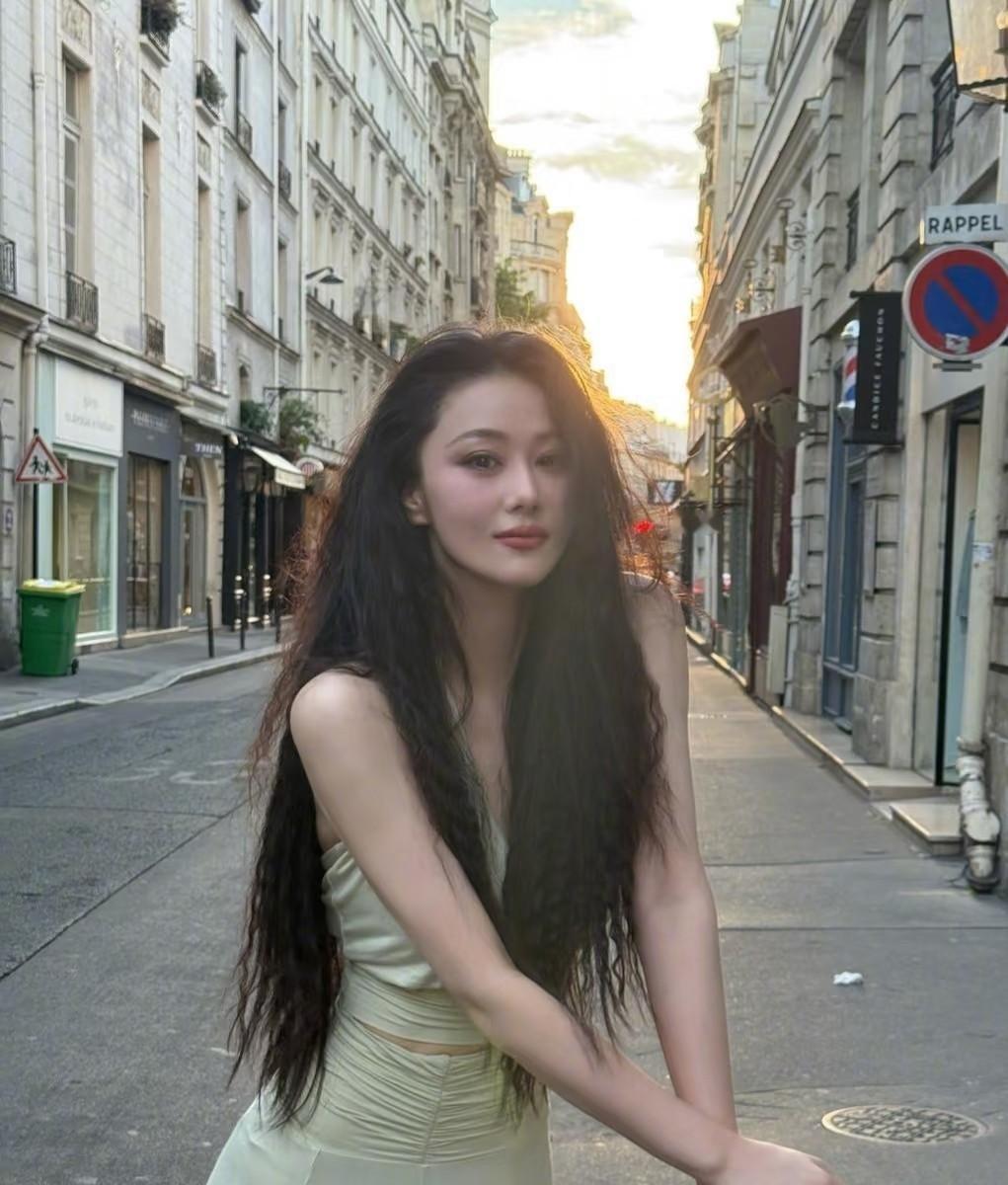 不争不抢，活成赢家，凭什么。张馨予现在的生活状态，跟大多数女明星都不一样。她没