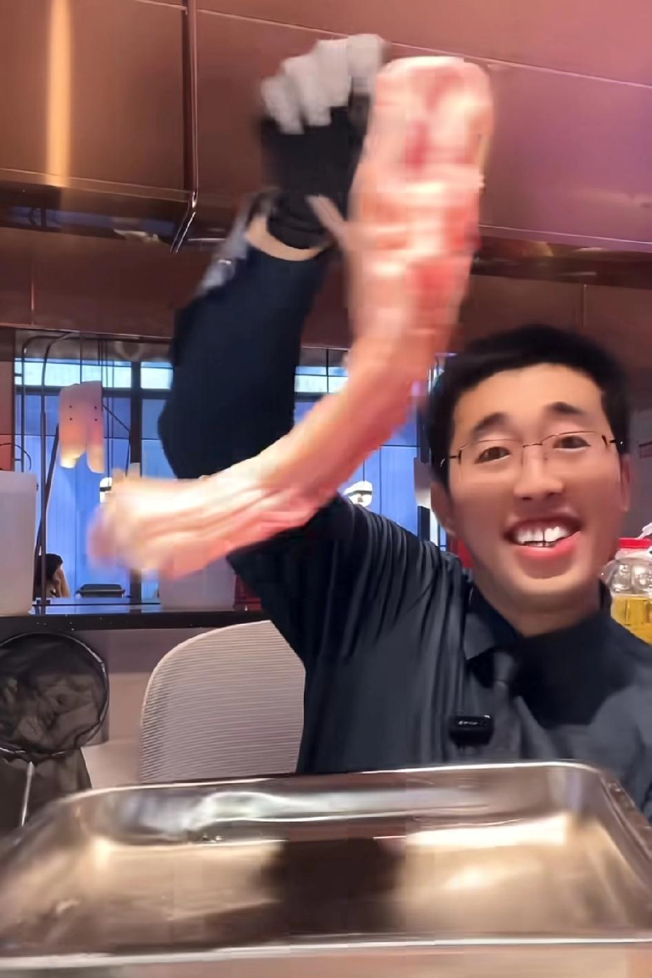 麻六记小井为了证明食材新鲜，拿起整块新鲜的猪肉甩起舞来洋洋，安总，那些都是张兰